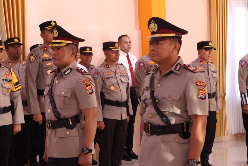 Foto Suasana Khidmat Kapolsek Mataram Lama yaitu Kompol Tauhid, SH (yang kini bertugas sebagai Kasubbagrenmin Rorena Polda NTB) & Kapolsek Mataram Baru, AKP Mulyadi, SH (yang sebelumnya menjabat PS. Kabag Ops Polres Sumbawa) pada Senin (10/9/2024) (Sumber: Polresta Mataram)